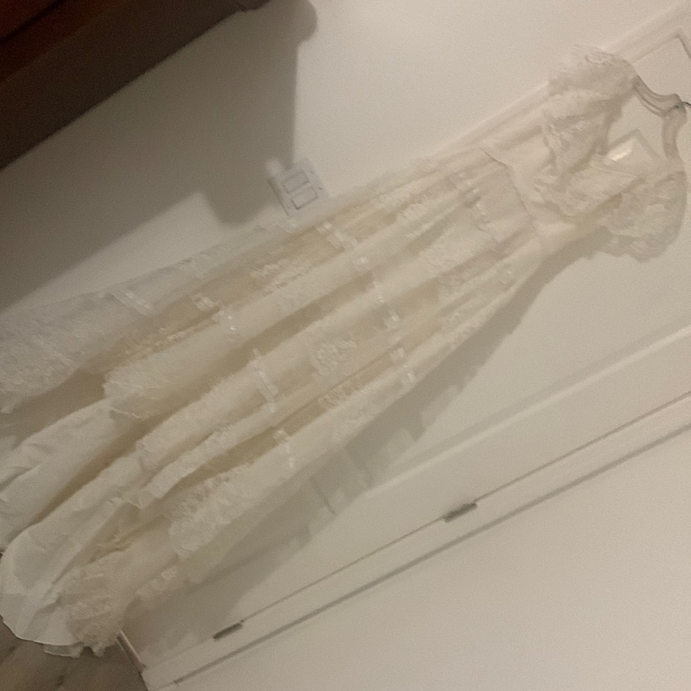 Wedding Dress size 8 never worn it zippers up back but has also buttons